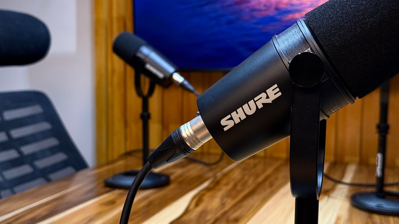 Microfones profissionais Shure na mesa de gravação